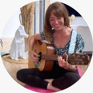 Claire Douvier, animatrice en éveil musical, chant prénatal et massage bébé pour accompagner la parentalité
